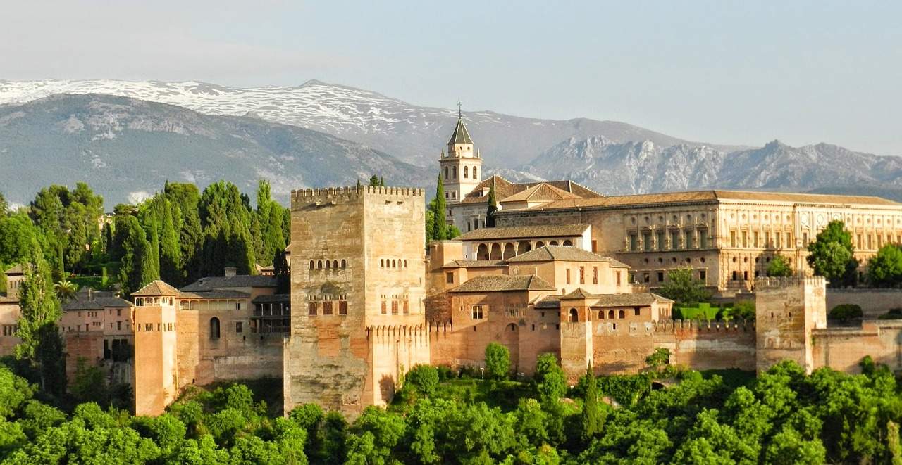 Vive la historia y la cultura con el bono apartamento en Granada